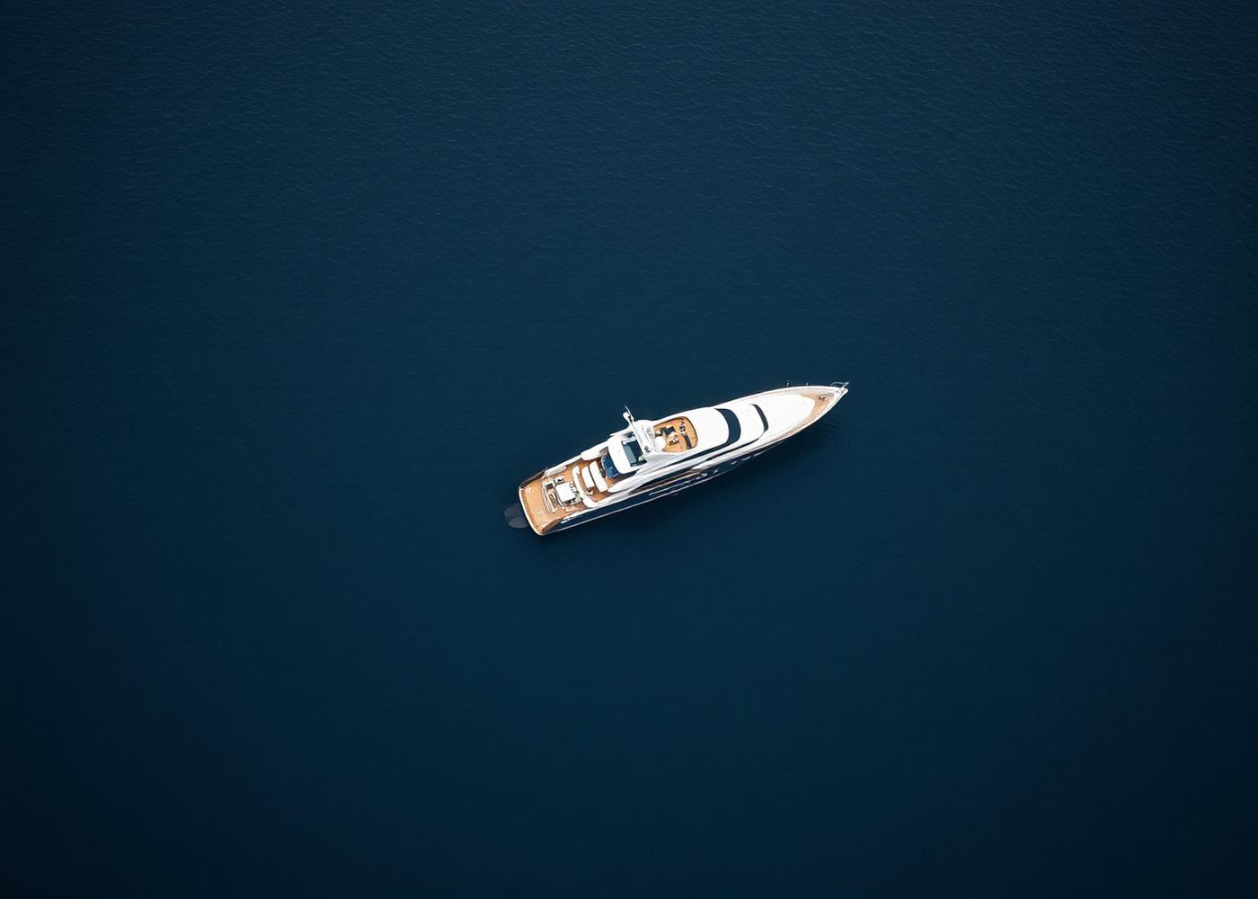 Luxusyacht aus der Vogelperspektive auf tiefblauem Meer